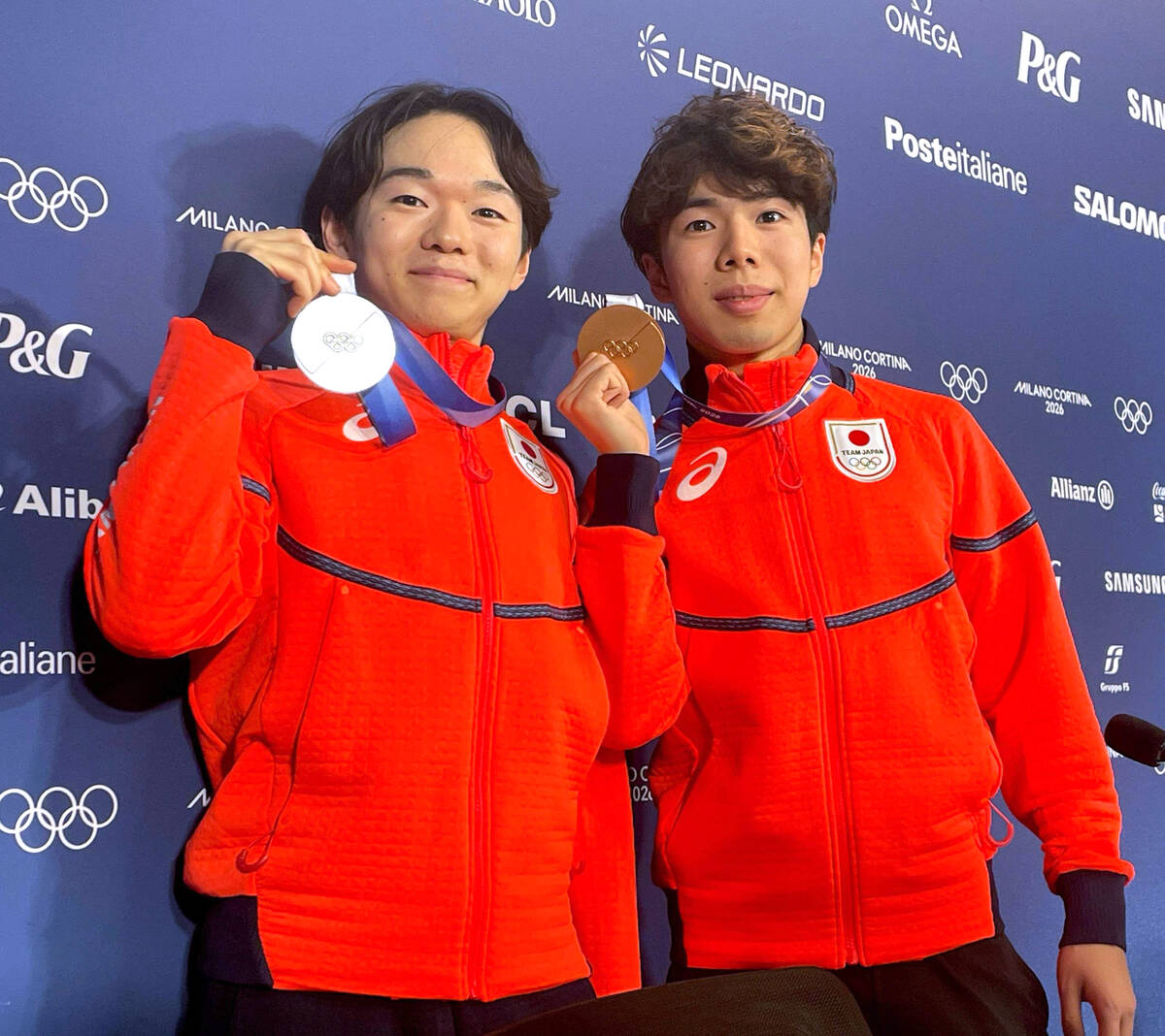 【五輪】鍵山優真と佐藤駿　「関東三羽がらす」の先輩２人が表彰台　おえつする佐藤の背中さすった鍵山「うれしかった」　佐藤も「優真と一緒に表彰台、うれしい」