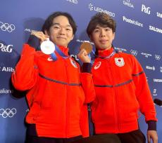 【五輪】鍵山優真と佐藤駿　「関東三羽がらす」の先輩２人が表彰台　おえつする佐藤の背中さすった鍵山「うれしかった」　佐藤も「優真と一緒に表彰台、うれしい」