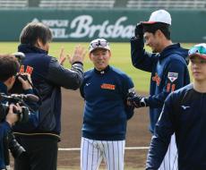 ダルフィーバー再来！　ファンが一斉移動、ブルペン一番乗りの松本裕樹に熱視線