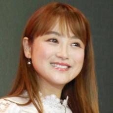 渡辺満里奈、渡辺美里『eyes』Tシャツ披露、変わらぬ推し愛｜Infoseek