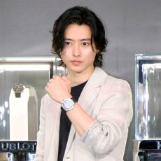 山﨑賢人 300万円超え高級腕時計を着用し笑顔「かっこいい、最高