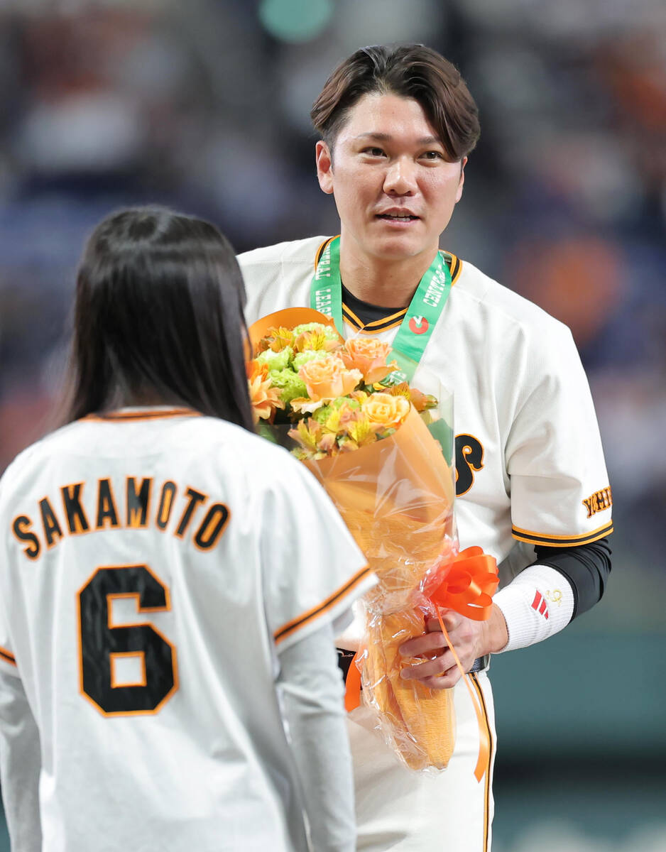 巨人】東京ドームで通算300本塁打達成の坂本勇人が表彰され、笑顔