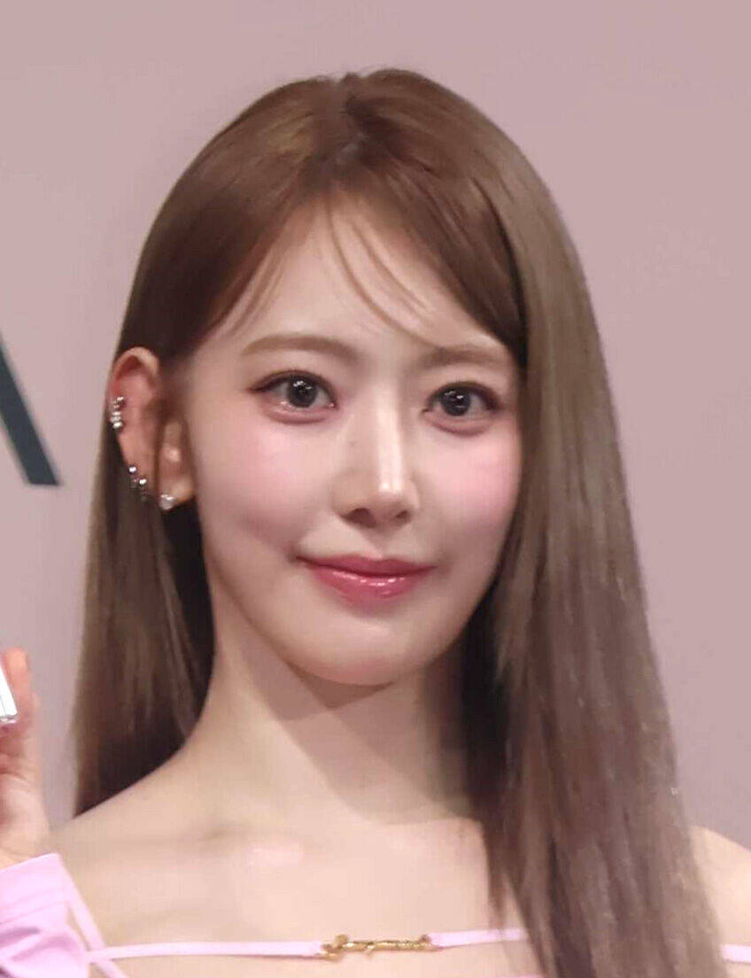 LE SSERAFIM・SAKURA、パリ公演の当日に欠席発表 突発的な高熱で「休息 ...