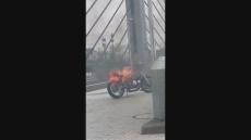 走行中のオートバイが炎上　「一瞬で炎が大きくなって」　隣を走っていた運転手が気付き　けが人なし　札幌