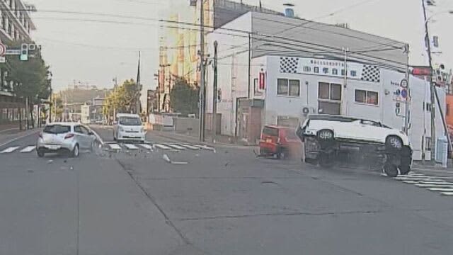 【ドラレコ映像】事故の瞬間捉える　赤信号を無視した乗用車が次々と…　破片飛び散り乗用車は大破