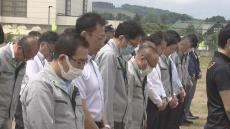 事故現場近くに献花台　バスとトラックの衝突死亡事故から1年　現場では犠牲者を悼む行事　北海道・八雲町