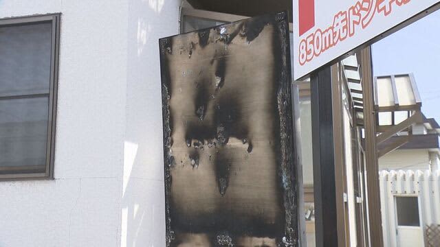 「看板に火をつけられた」住宅敷地内の政党ポスター用掲示板と自民党議員のポスター燃える　放火の可能性