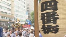 札幌中心部に歩行者天国「四番街まつり」アマチュアプロレスラーの大技に歓声