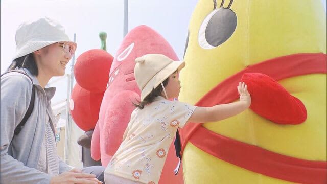 北海道各地のご当地グルメ集合　カブトムシのプレゼントも　道央道・砂川サービスエリアのイベントにぎわう