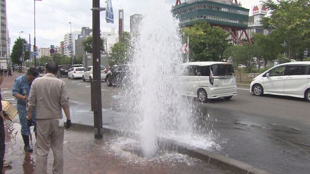 札幌の中心部で突然　人の背丈超える水柱噴き上がる　水道設備の工事の手順の誤りが原因　けが人なし