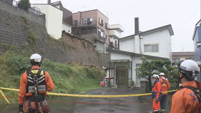 土が住宅の近くまで…雨が影響か　札幌市豊平区の住宅街でのり面上のコンクリート製の塀や柵が崩れる