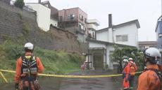 土が住宅の近くまで…雨が影響か　札幌市豊平区の住宅街でのり面上のコンクリート製の塀や柵が崩れる