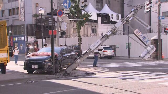 【速報】札幌の中心部で乗用車が信号柱に激突　「ノルベサ」近くの交差点