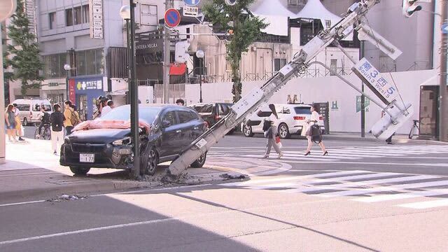 【一時騒然】札幌中心部で車が信号機の柱に突っ込み柱が折れる事故　けがなし