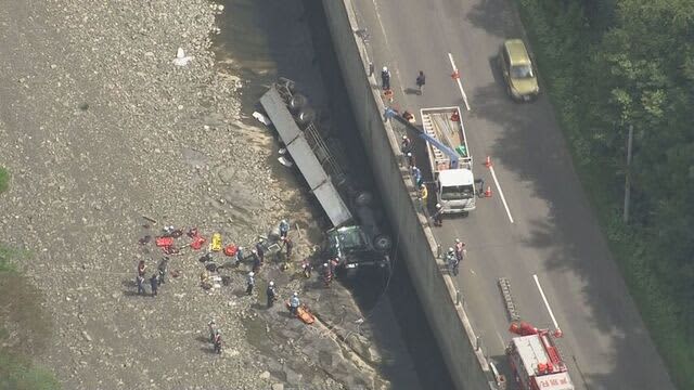 車内に閉じ込められた男性の救出作業続く…北海道芦別市　トレーラーが国道のガードレール突き破り川に転落