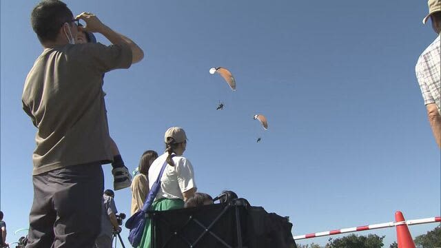 空飛ぶ乗り物が大集合！パラグライダーやヘリコプターの搭乗体験に家族連れらが歓声