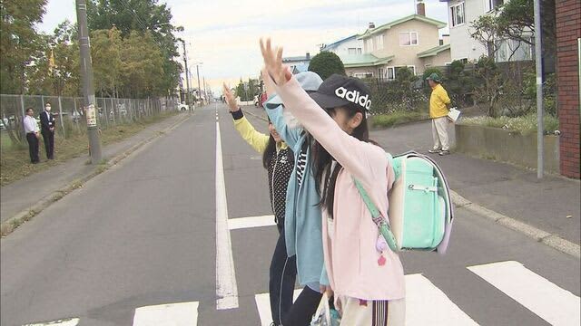 「横断歩道では手を挙げてハンドサインを…」警察官が小学生に指導　釧路市