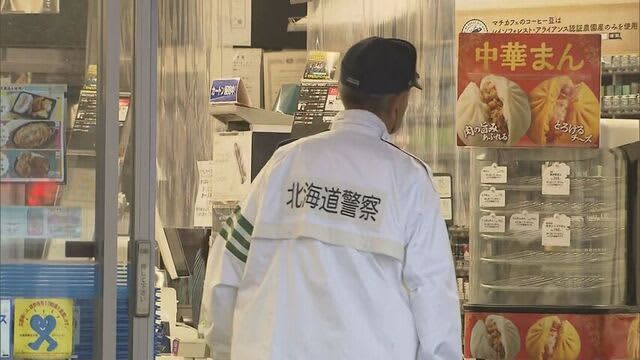 旭川市　コンビニ強盗　刃物を突きつけ3万円を奪う　男は逃走　警察が行方を追う