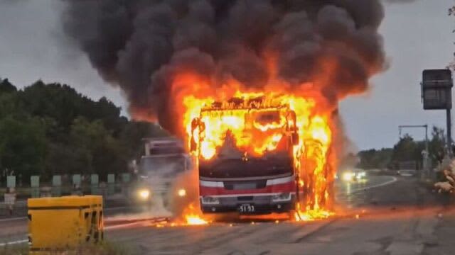 運転手「エンジンルームから油が漏れていた」油圧計異常の警告灯　道央自動車道で空港行き高速バス炎上