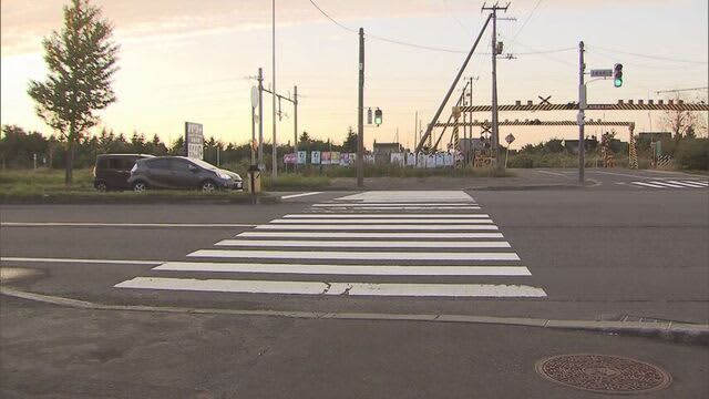 岩見沢　交差点で巻き込まれる事故　高齢の女性が搬送　乗用車の男を逮捕