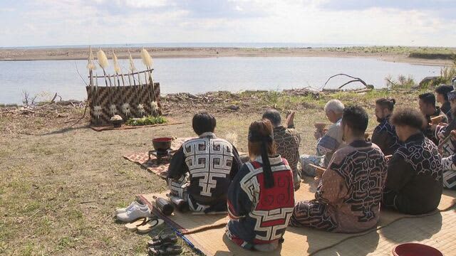 秋サケ漁の安全と豊漁を神々に祈り…アイヌ伝統の儀式「ペッカムイノミ」行われる　北海道白老町