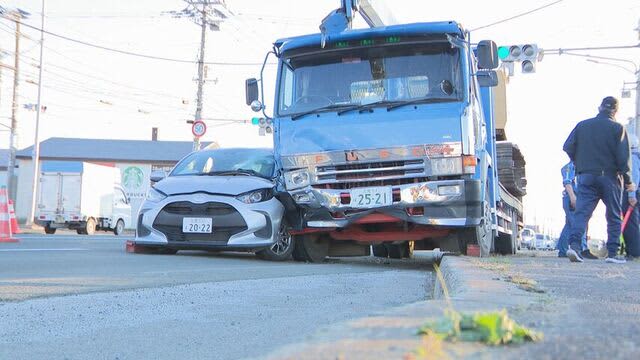 交差点で乗用車とトラックが出合い頭に衝突　80代女性が病院搬送　トラック側が信号無視か…北海道北見市