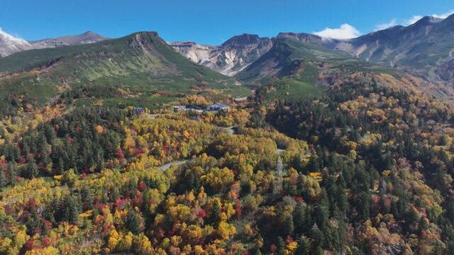 紅葉が色鮮やに　北海道・十勝岳温泉のドローン映像　今年の紅葉は去年より1週間ほど早く今まさに見頃