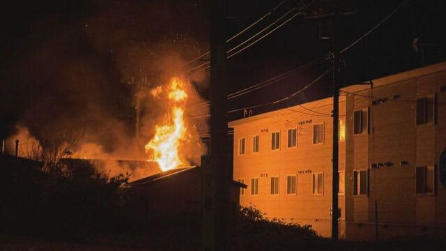 住宅と隣のアパートの一部焼ける火事　焼け跡から1人の遺体　この家に住む60代男性と連絡とれず　登別市