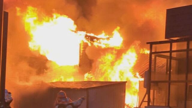 住宅全焼し隣接する5棟にも延焼する火事　けが人なし　火は約3時間半後に消し止められる　札幌・北区