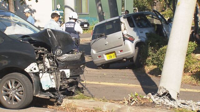 電柱がぽっきりと折れる　札幌手稲区明日風で乗用車と軽乗用車の事故