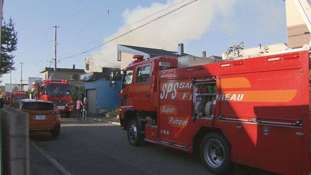 「2階の窓から煙が…」住宅焼ける火事　建物1階部分から1人救助　意識と呼吸ない状態　札幌市厚別区