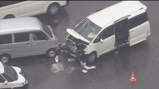 交差点で車3台絡む事故　5人が胸や首などの痛みをうったえ病院搬送　札幌市