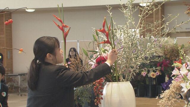 「花いけバトル」　高校生が北海道で採れた色鮮やかな花や草木を組み合わせた生け花で競い合う