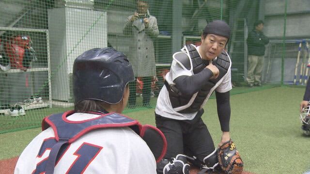 女子硬式野球部の高校生を対象にした野球教室　元F選手たちが熱く指導　札幌市