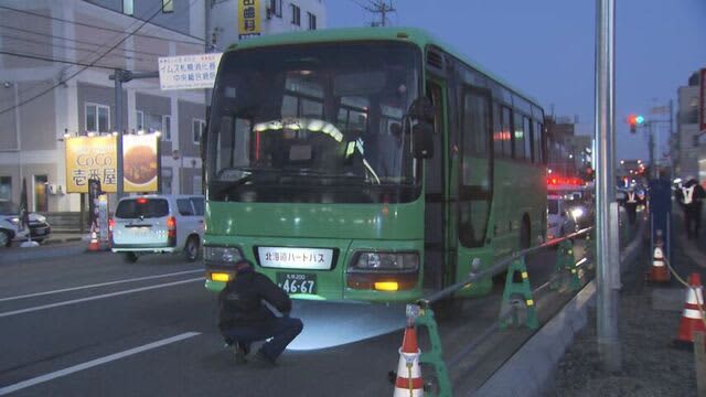 横断歩道を渡っていた高齢女性が大型バスに…　女性は頭など強く打ち意識不明の重体で病院搬送　札幌・西区