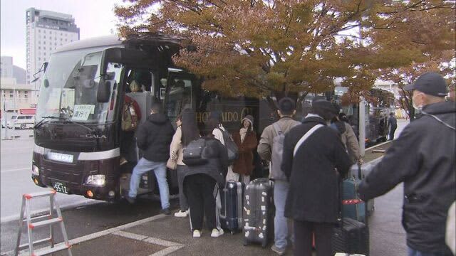 観光客「どうしようかと思いました…」函館駅前に並ぶ代行バスに長い列…JR函館線　脱線事故の影響続く