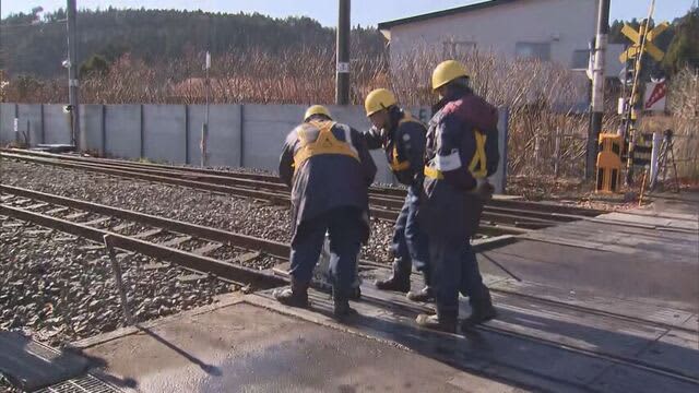 「全部が海岸沿い」道南いさりび鉄道　踏切でのレール緊急点検始まる　JR函館線・貨物列車脱線事故受け