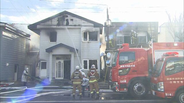 「近くの家から火が出ている」住宅燃え隣家に延焼　火元の住宅の57歳男性病院搬送　意識あり　白糠町