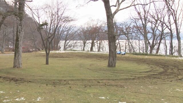 標識あるのに芝生荒らされ…車が侵入禁止の場所にタイヤ痕　爆音で走行する目撃情報も　北海道・支笏湖温泉