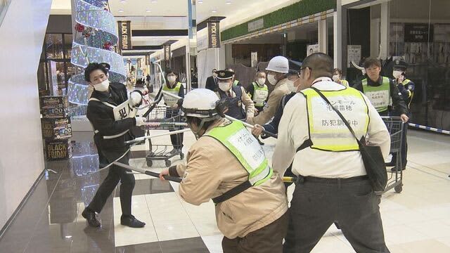 大型商業施設で店内に刃物振り回す男が現れたことを想定した対応訓練　イオン札幌苗穂店