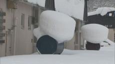 屋根も信号の押しボタンも記者も雪にすっぽり…北海道でまとまった雪 幌加内は積雪105cm「これからが勝負」