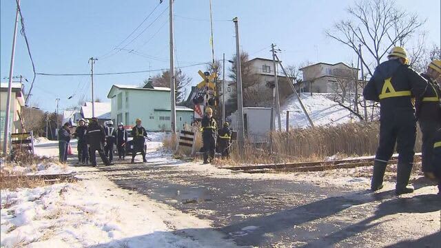 遮断機の下りた踏切にトラックが…列車と衝突　冬タイヤ装着も路面凍結でスリップか　北海道・釧路町