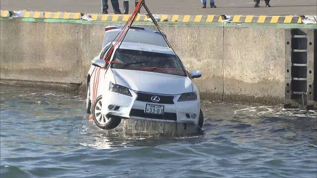 釧路市内で車が海に転落し男性2人が死亡した事故　現場の港のふ頭にはドリフト走行の痕　事故との関係は…