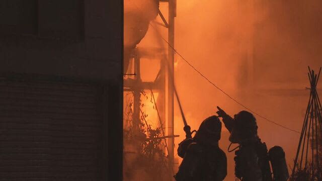 【速報】札幌の住宅街で火事　2階建てとみられる住宅から火　隣接する物置にも延焼