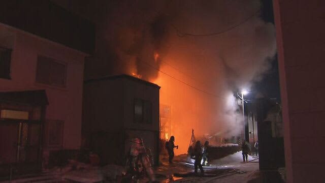 「1階の窓から火が出ている」札幌の住宅で火事　住人2人避難して無事　他に逃げ遅れた人いないか確認中