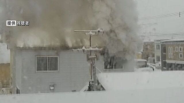 「2階部分から火が…」札幌市北区の住宅街で建物が焼ける火事　家にいた7人全員避難して無事