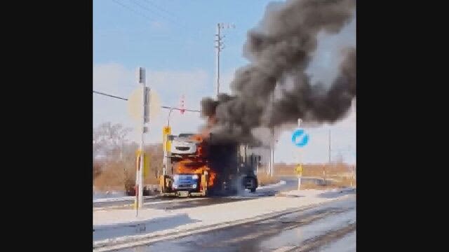 「積んだ軽自動車の内部が燃えている」キャリアカー燃える火事　積んでいた車4台焼ける　けが人なし