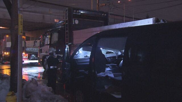 ワンボックスカーが信号待ちのダンプカーに追突　ワンボックスカーの50代男性が死亡　札幌