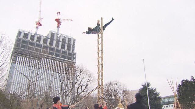 新年祝う伝統芸能「木遣り唄」や「はしご乗り」披露　札幌・赤れんが庁舎