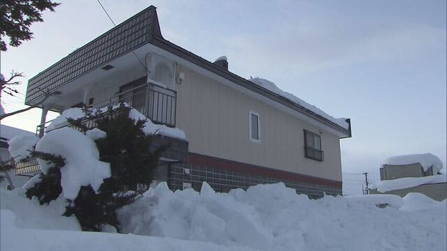 屋根の雪下ろし中の業者の男性が約5mの高さから転落　心肺停止の状態で病院搬送　命綱つけず作業　岩見沢